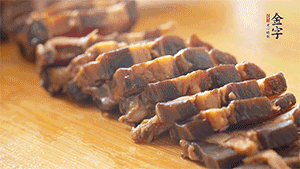 金字醬肉切片。