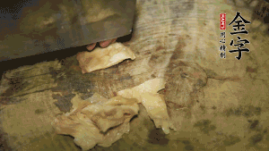 加適量溫水淹沒食材，大火燉至水沸后再小火慢燉1小時，出鍋前10分鐘加枸杞。（焯過水后的豬蹄不應再用涼水，用溫水燉煮更容易軟爛。也可以用高壓鍋或者有煲湯功能的電飯煲，省時又便于入味。）