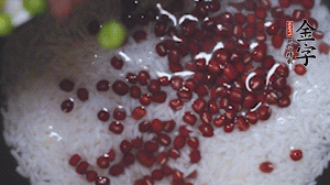 將炒好的食材和大米、紅豆一起放進電飯鍋煮。