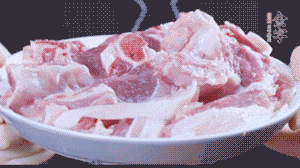 新鮮羊肉冷水入鍋，加姜片、清水焯水，除去血沫。