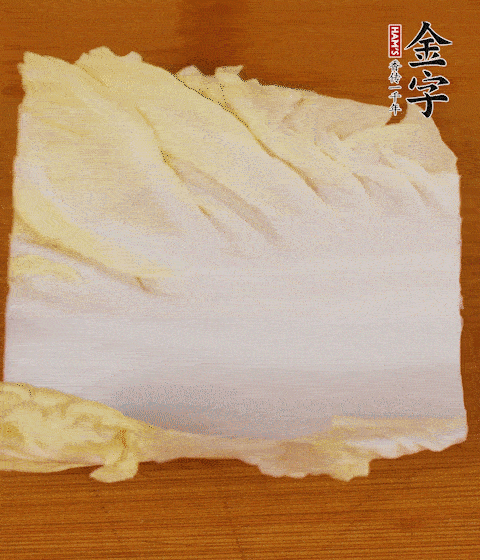 一片白菜一片淡火腿交替疊起，疊個兩三層放進鍋內，直到塞滿鍋。