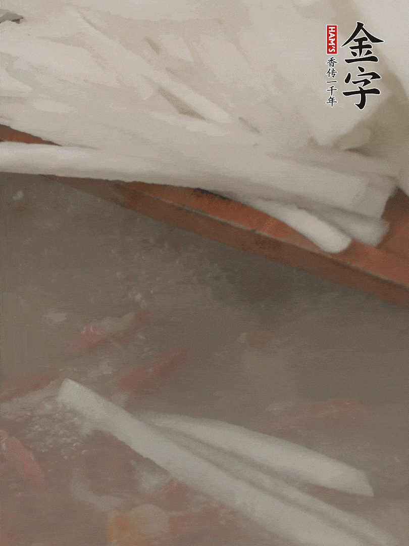 放蘿卜絲，燉5分鐘。
