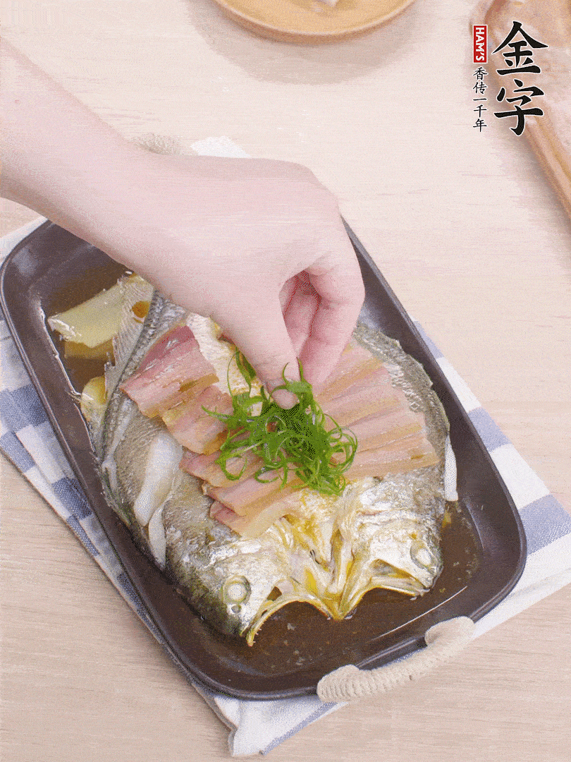 取出姜蔥，淋2勺蒸魚(yú)豉油，擺蔥絲。