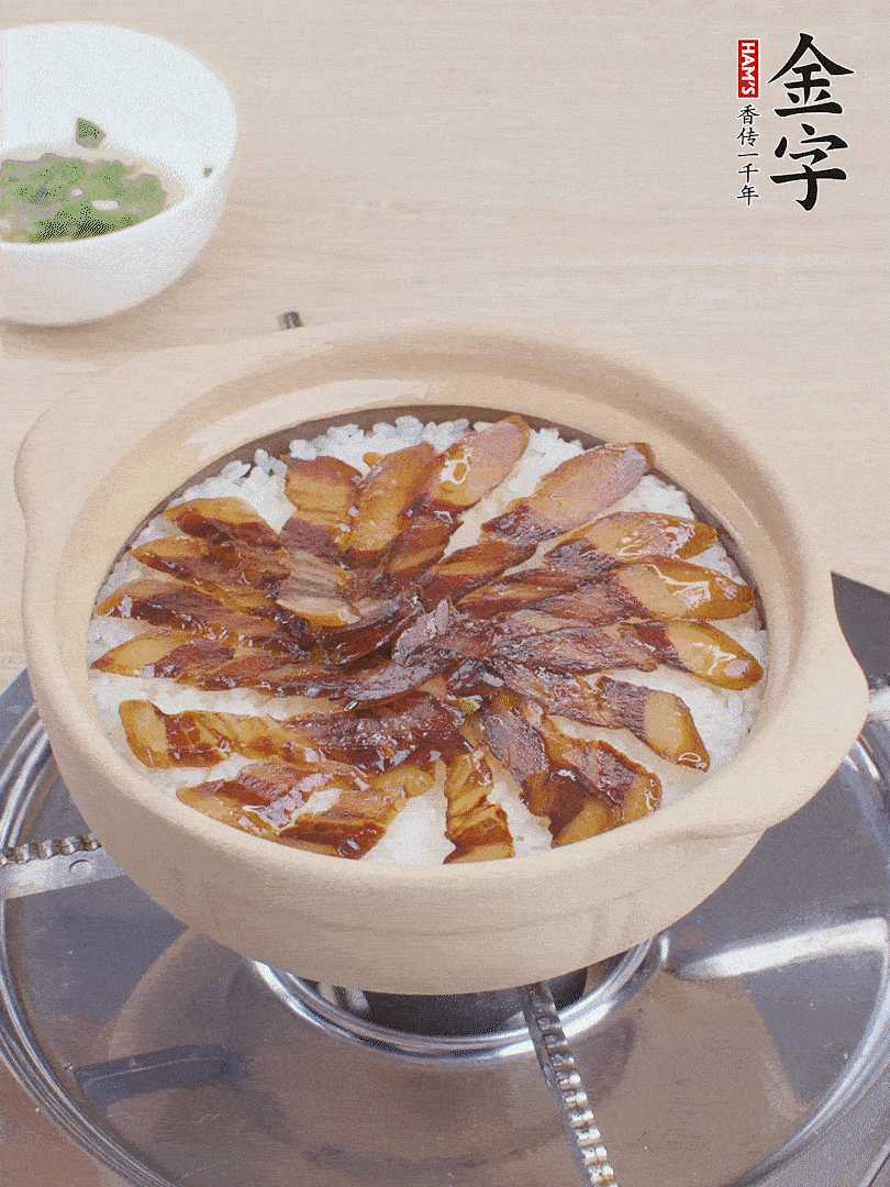 快收水時，鋪醬油肉，鍋邊淋點油，轉動砂鍋，燜煮2分鐘。
