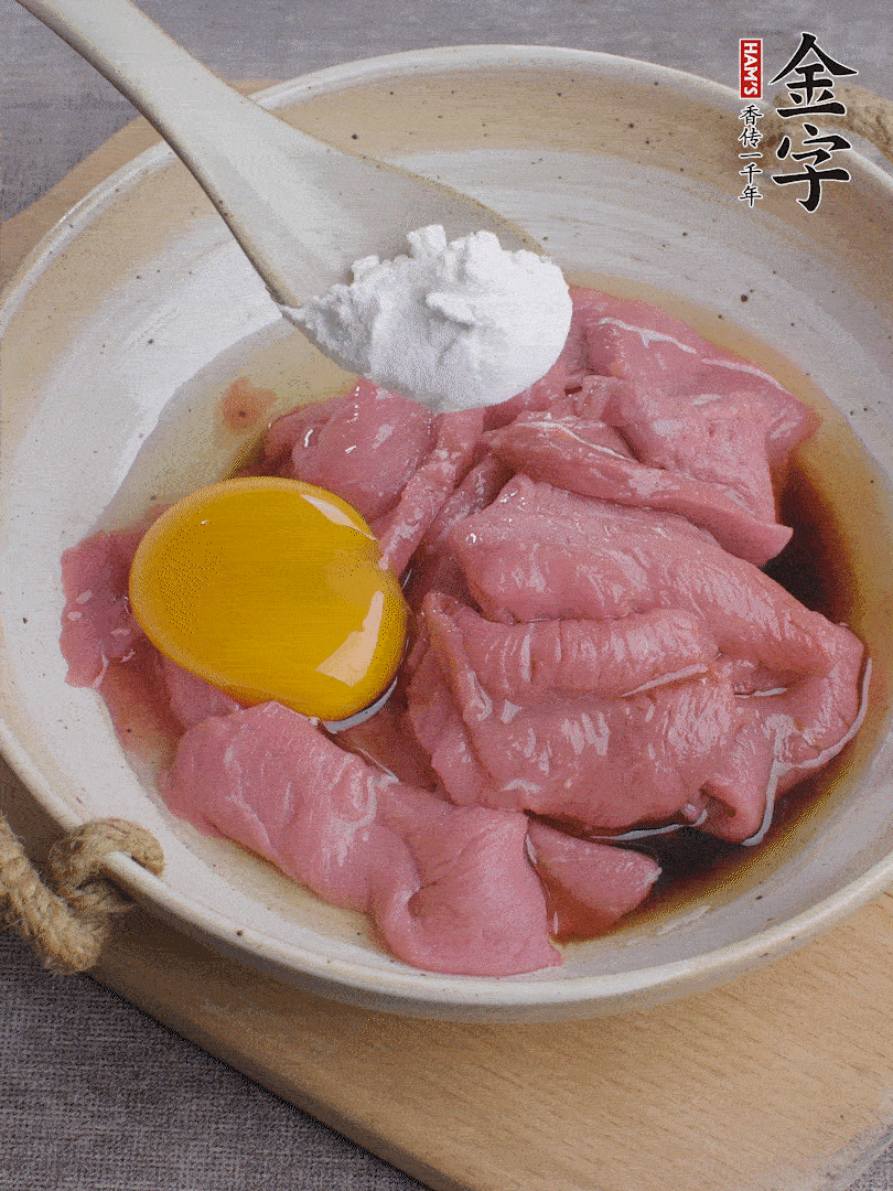 牛肉切片，雞蛋1個(gè)、水2勺、料酒1/2勺、生抽1/2勺、生粉1勺腌15分鐘。
