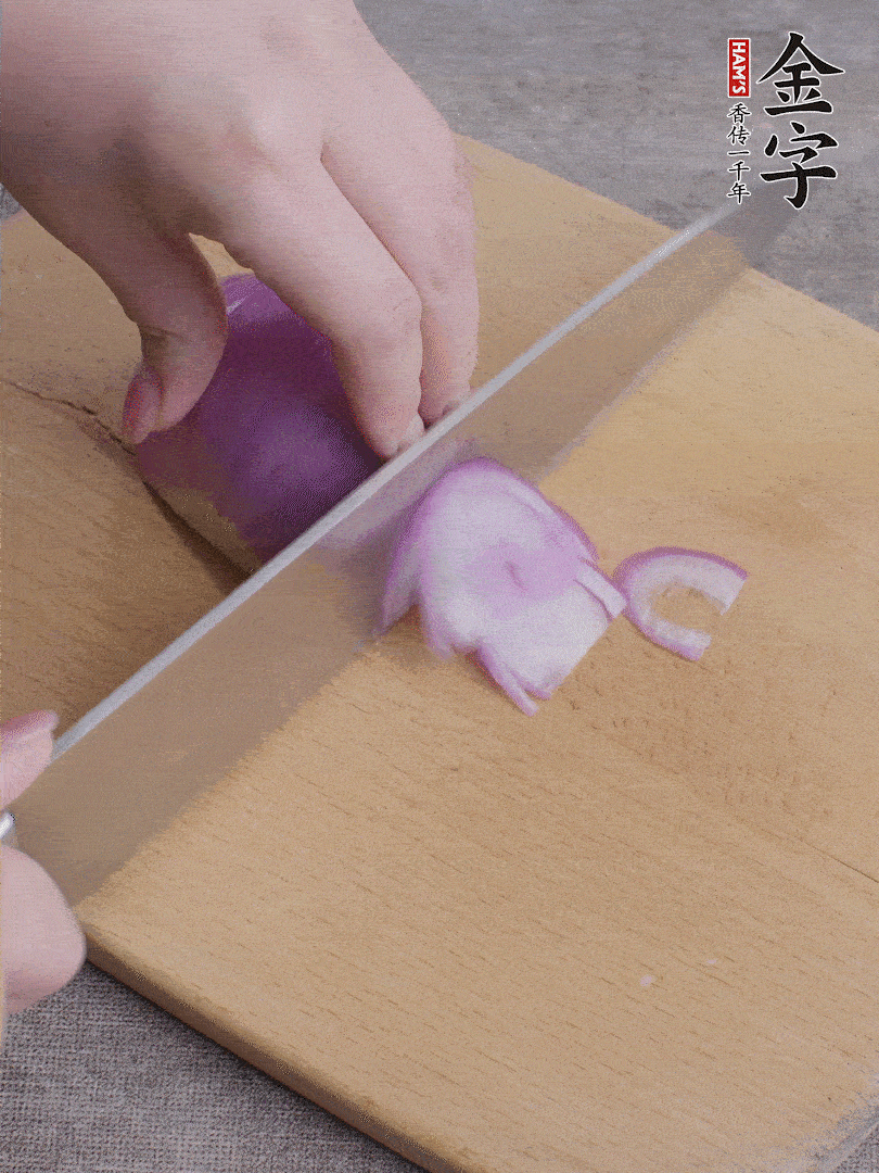 洋蔥切絲、蔥切段。
