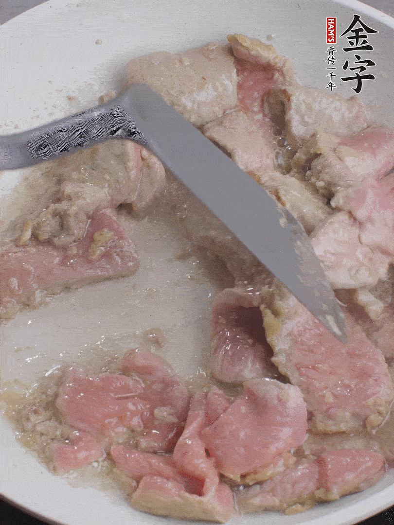 鍋中少油，下牛肉炒至變色。（盛出來(lái)）