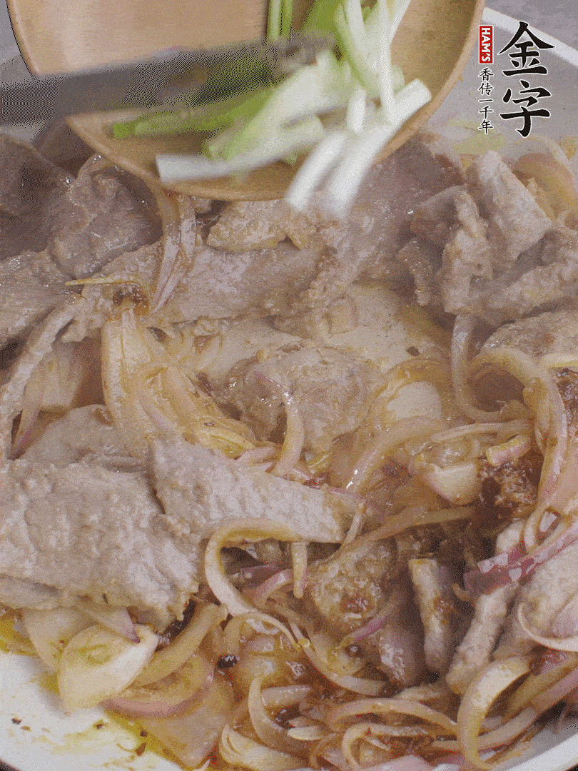 下牛肉、蔥段快炒。