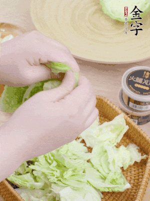 卷心菜掰成小片。
