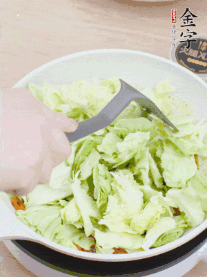 下卷心菜翻炒。