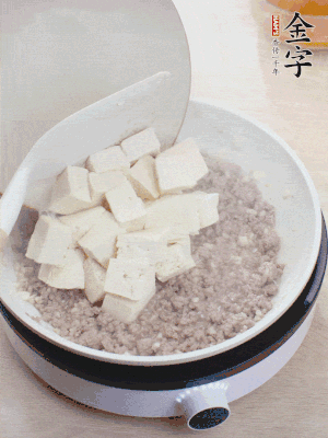 蓋蓋燉煮20分鐘后，加腐皮，撒一點枸杞。