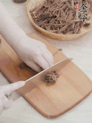 干茶樹菇浸泡過夜，去老根焯水，擠干水份。