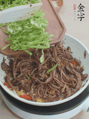 水分煸干，下青椒絲快炒1分鐘。