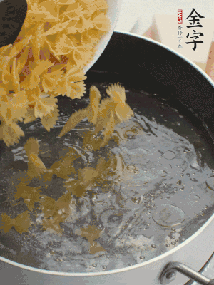 蝴蝶面加橄欖油煮熟；豌豆焯水30秒。