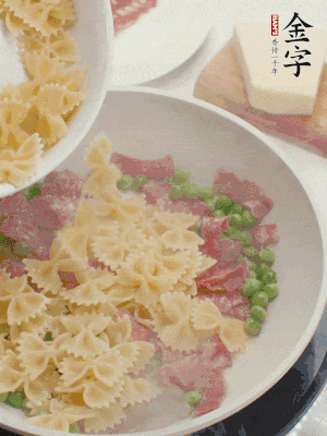 1小勺鹽調(diào)味，混合一起燉煮一下。