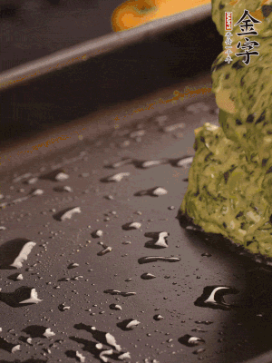 熱鍋擦一下油，下面糊攤平。