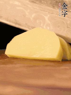 土豆去皮切丁。水開后，放入鍋中煮2-3分鐘，撈出瀝干水分。