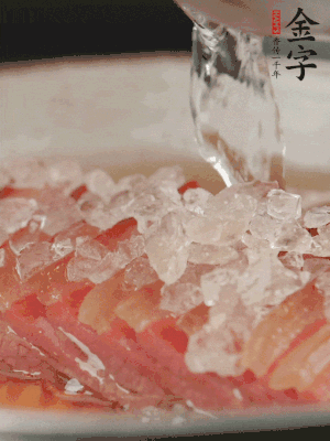 依舊放上冰糖100g、黃酒100g、水200g，鍋中再蒸15分鐘。