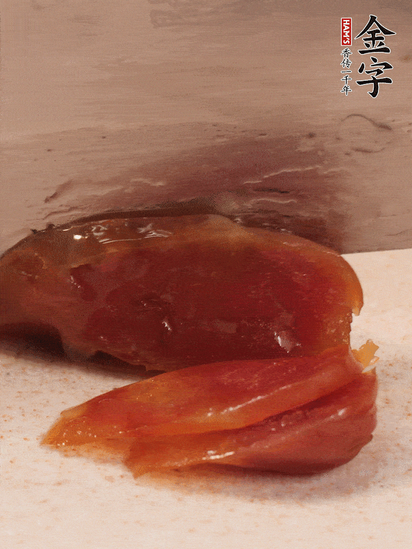 臘腸煮熟后，切薄片