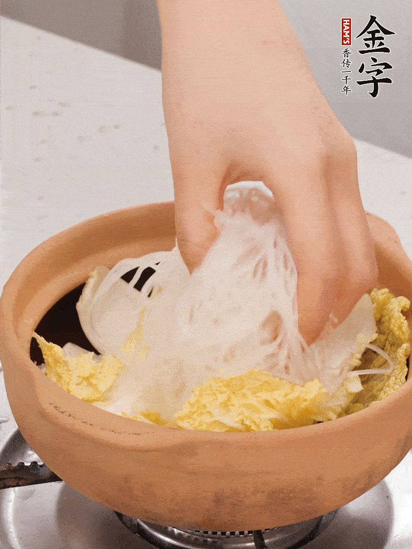 放入提前泡軟的粉絲，蓋上蒜蓉醬汁