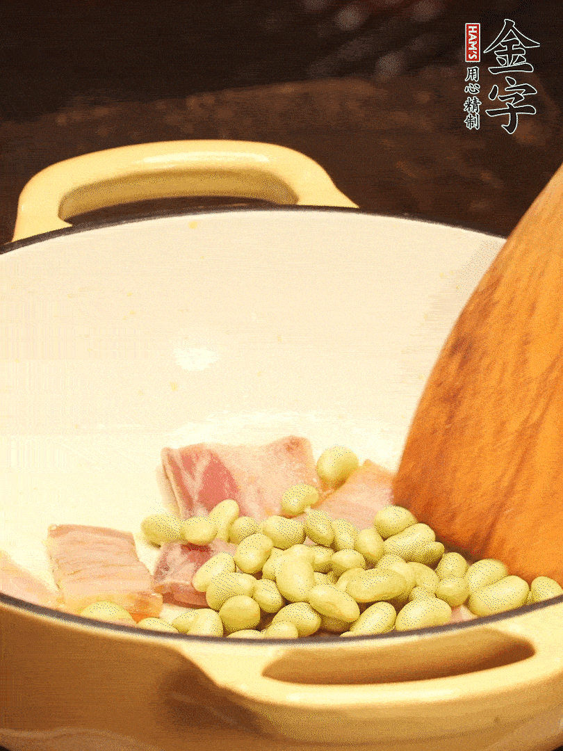 加入青豆、香菇翻炒出香味