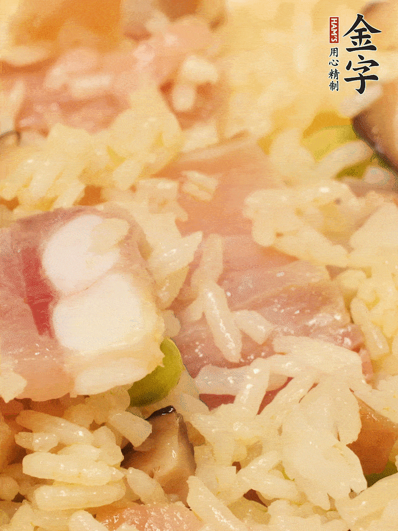 下米飯、蝦米繼續(xù)翻炒