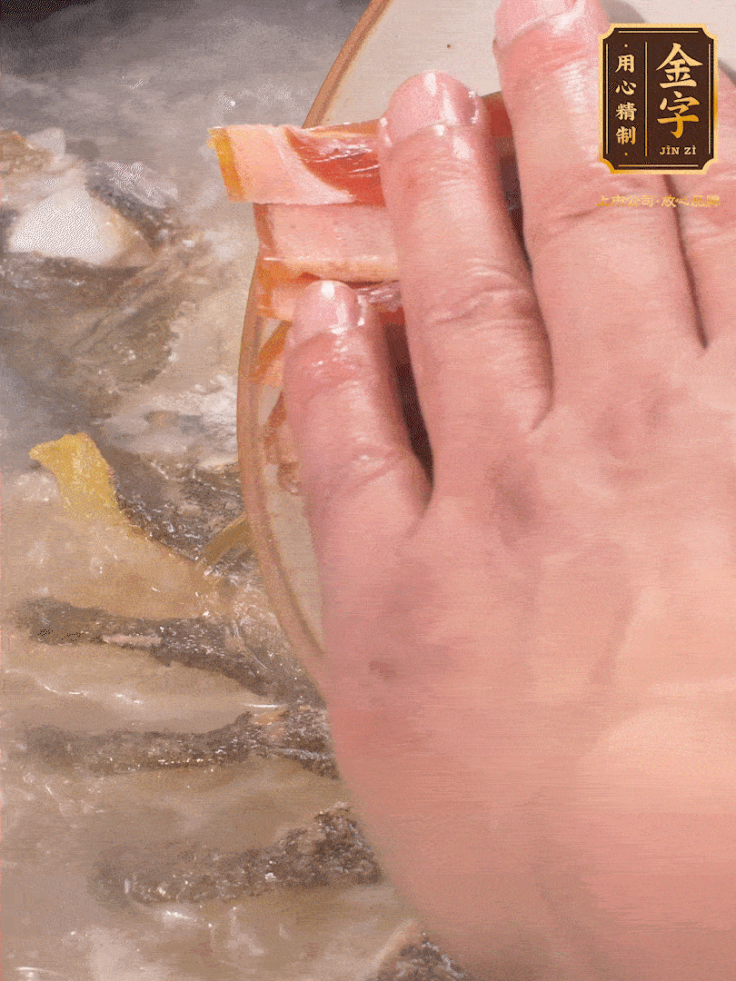 將煎好的魚，倒入三大碗開水。大火煮開后放入1個蔥結(jié)、2片姜片和1勺料酒和火腿片