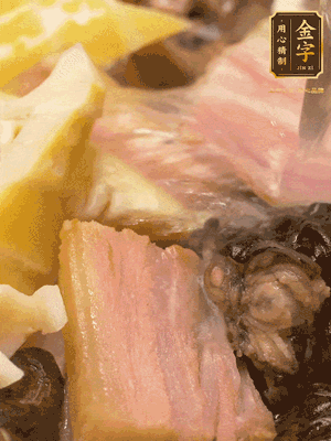倒入滾燙的熱水，燉煮20分鐘，湯濃汁白