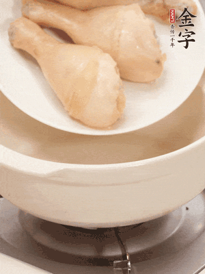 雞腿、火腿、干貝、蒜頭放入砂鍋內燉1小時