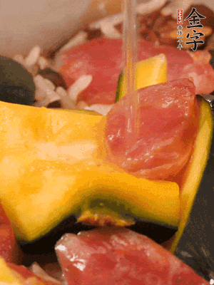 倒入溫開水，水量高出米面一個(gè)指節(jié)。