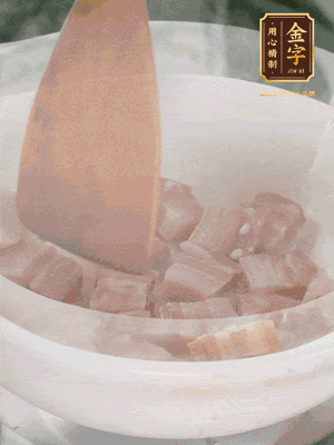 砂鍋內(nèi)咸肉微微煸出香味，再倒入開水。放排骨滾開后轉(zhuǎn)中小火篤30分鐘。（水盡量一次加足，以免中途加水沖淡鮮味。這一步是湯底濃白的關鍵）