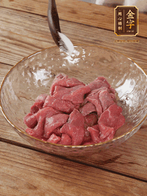 牛肉切丁，加黑胡椒海鹽、橄欖油腌10分鐘