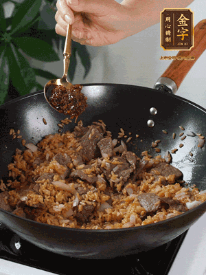 下拌好的米飯炒散，加一大勺XO醬