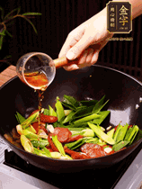 下蒜苗炒軟，沿鍋邊烹入一勺料酒，加醬油、蠔油、白糖調味炒勻