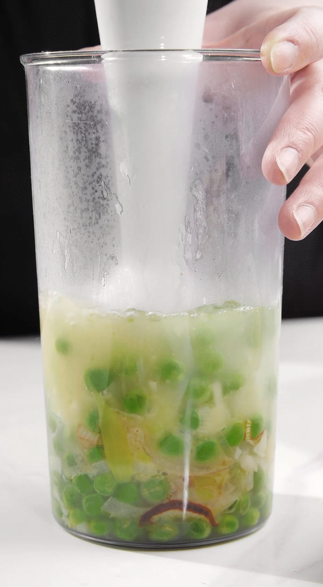 炒好的蔬菜+高湯或熱水，倒入破壁機攪打細膩絲滑即可。