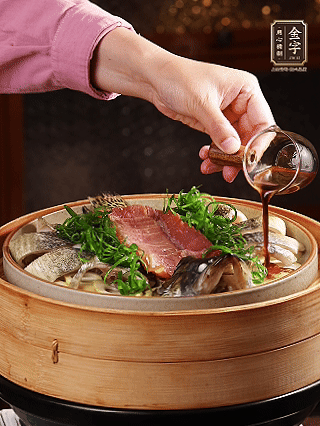蒸魚時做蒸魚醬汁：鍋中少油，蔥白段、姜片、蒜片、洋蔥絲爆香，加2勺蒸魚豉油、3勺清水、一點白糖煮沸。（比單純淋蒸魚豉油香得多）