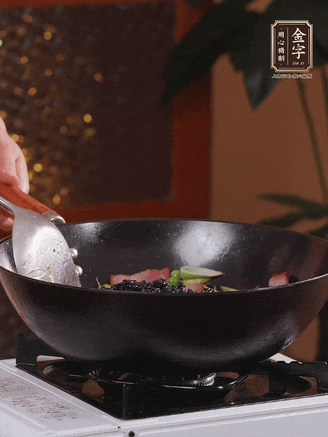 下烏米：將泡好的烏米瀝干，倒入鍋中和所有配料一起翻炒均勻，讓每一粒米都裹上油脂。
