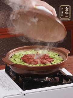 中小火燜5-6分鐘，轉(zhuǎn)動砂鍋保持受熱均勻，出鍋時淋上煲仔飯醬油
