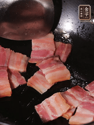 菜籽油熱時(shí)，下咸肉片煸炒出香味。再依次下蒜粒、茭白片、青椒碎翻炒